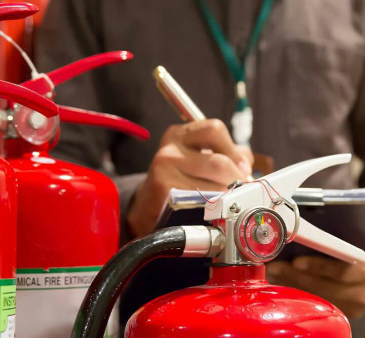operaio addetto a manutenzione estintore
