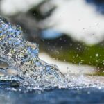 cascata d'acqua che sgorga