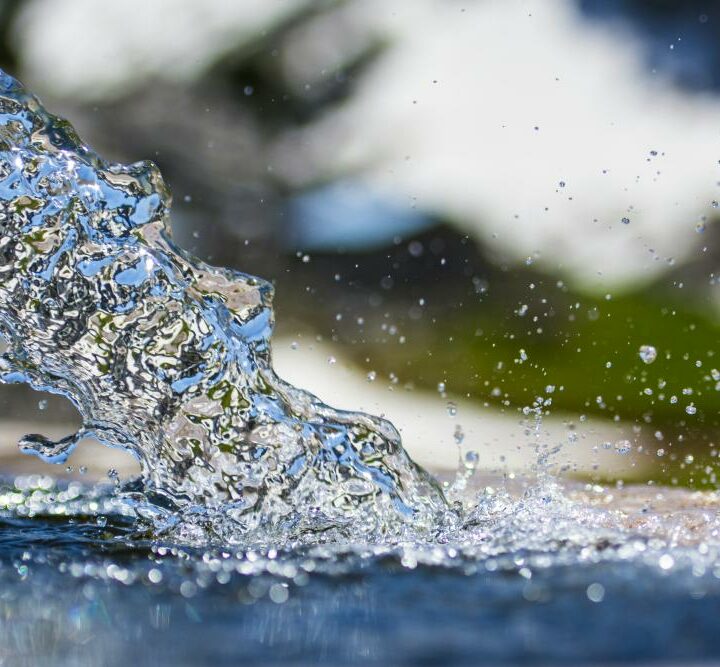 cascata d'acqua che sgorga