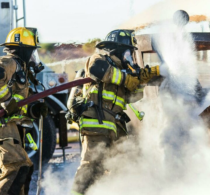 vigili del fuoco spengono incendio