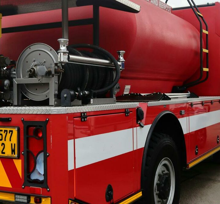 camion pommpieri rosso con targa gialla