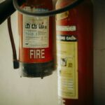 estintori appesi al muro rossi