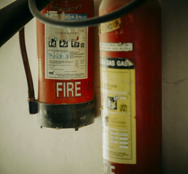 estintori appesi al muro rossi