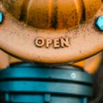 rubinetto idrante con scritta open