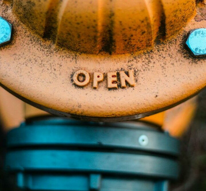 rubinetto idrante con scritta open