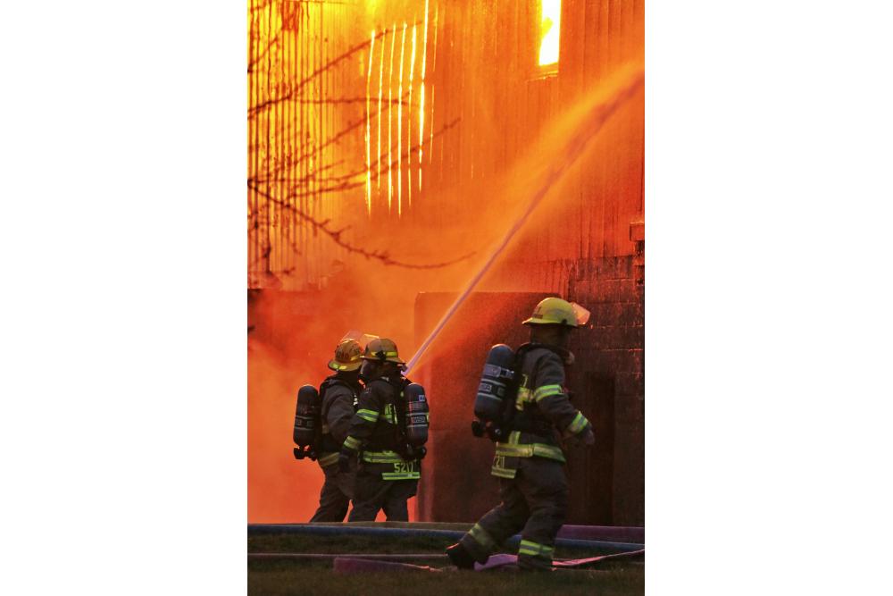 incendio manichetta vigile spegne le fiamme